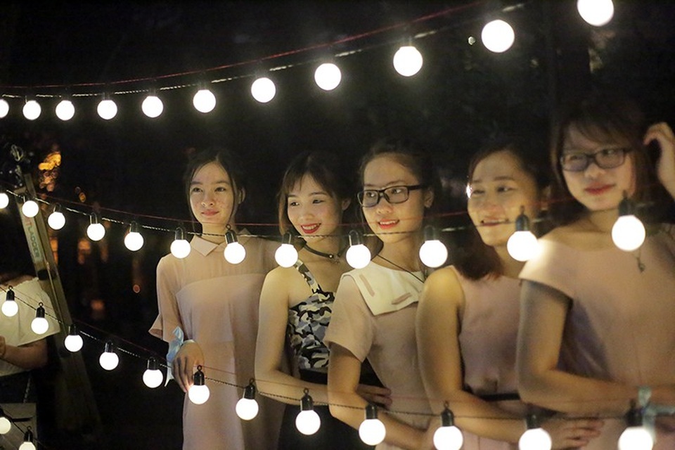 Justa Tee, Monstar thổi bùng đêm prom dưới mưa của ĐH Khoa học tự nhiên - 3
Rũ bỏ vẻ ngoài giản dị ngày thường, các “nhà khoa học tương lai” lộng lẫy, xinh đẹp khi diện trang phục dạ hội