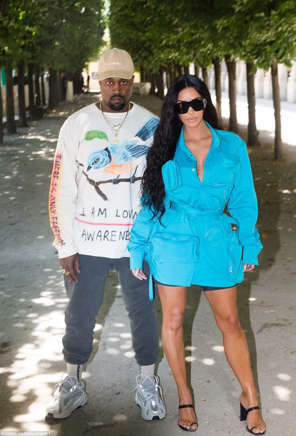 Kim Kardashian quay lại Paris sau vụ bị cướp - 1
Vợ chồng Kim Kardashian - Kanye West dự tuần lễ thời trang Paris