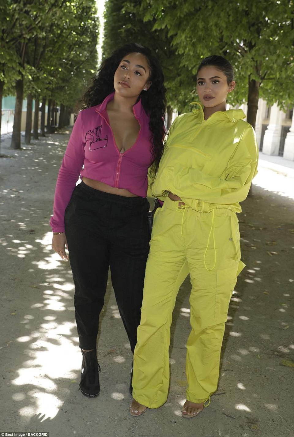 Kim Kardashian quay lại Paris sau vụ bị cướp - 3
Em cô Kim diện cây đồ vàng nổi bật