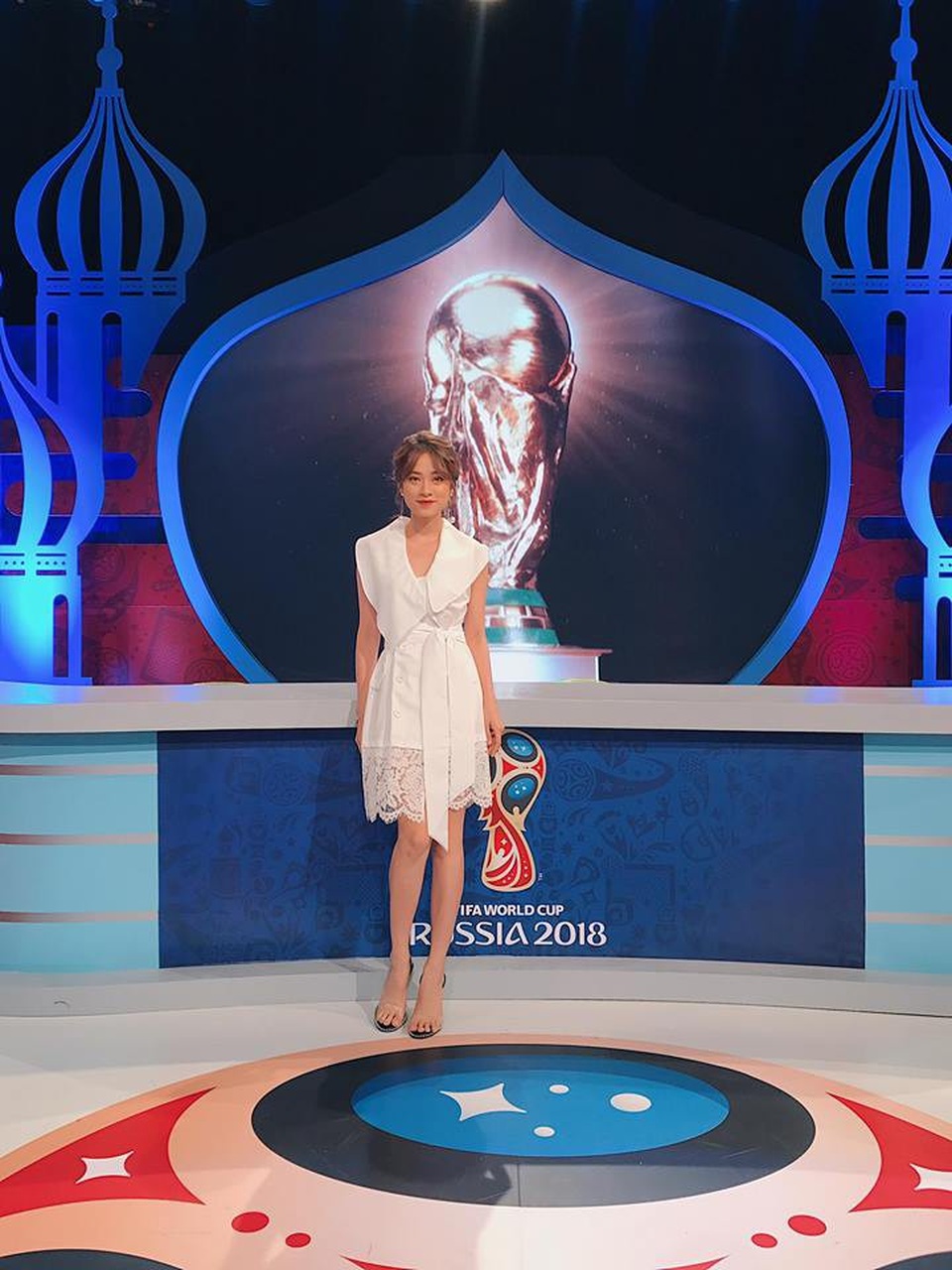 “Hot girl mắng khách” gây xôn xao khi bình luận World Cup - 2 Mai Anh mặc váy trắng tươi tắn tham gia bình luận