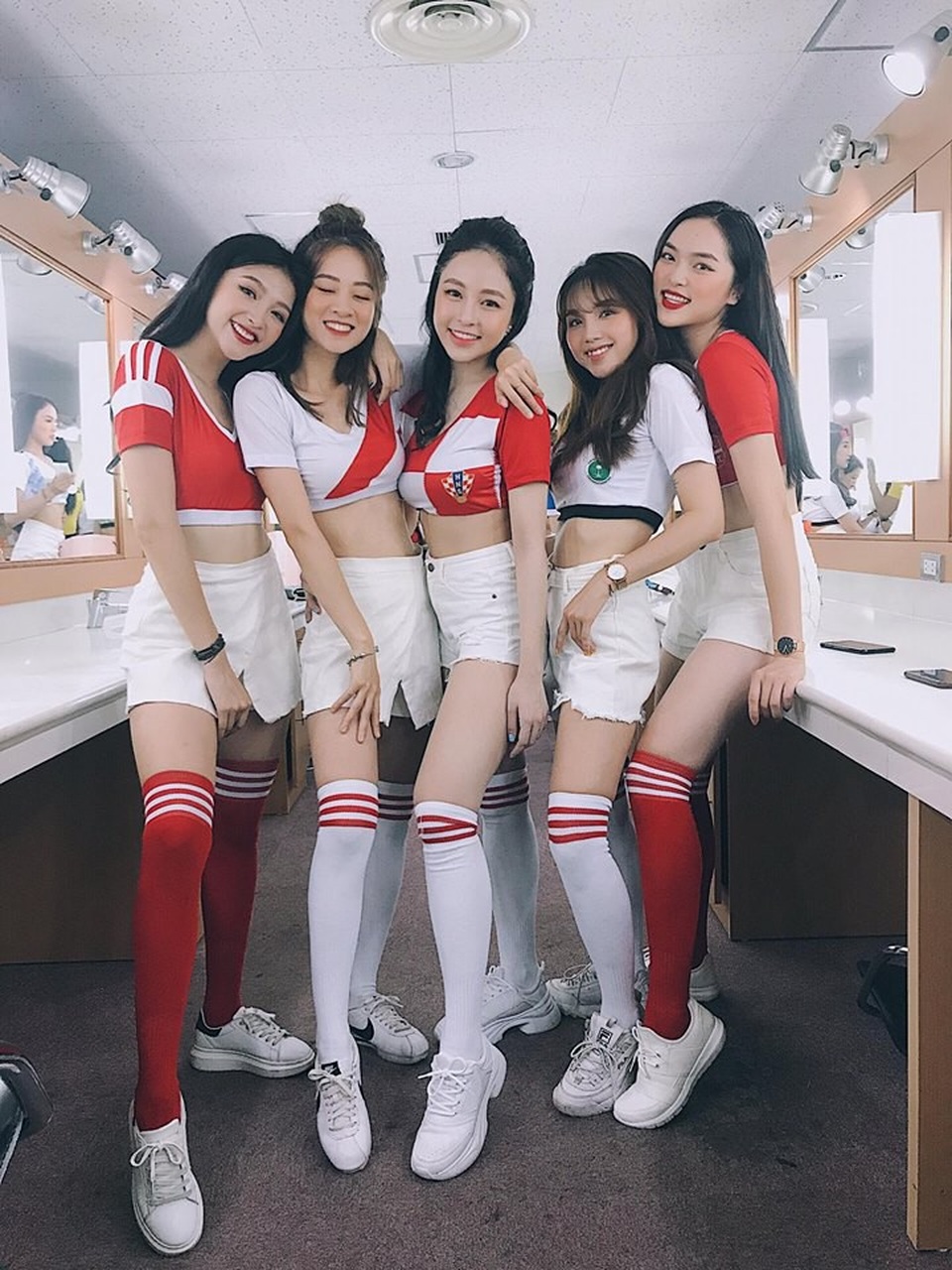 “Hot girl mắng khách” gây xôn xao khi bình luận World Cup - 4 Mai Anh năng động trong trang phục thể thao đồng hành cùng “Nóng cùng World Cup”