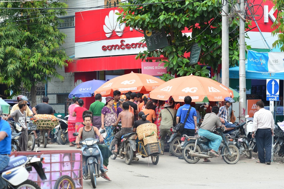 Viettel đạt 1 triệu thuê bao sau 10 ngày khai trương tại Myanmar - 3
Mytel đang thu hút rất đông sự quan tâm của người dân xứ Chùa vàng