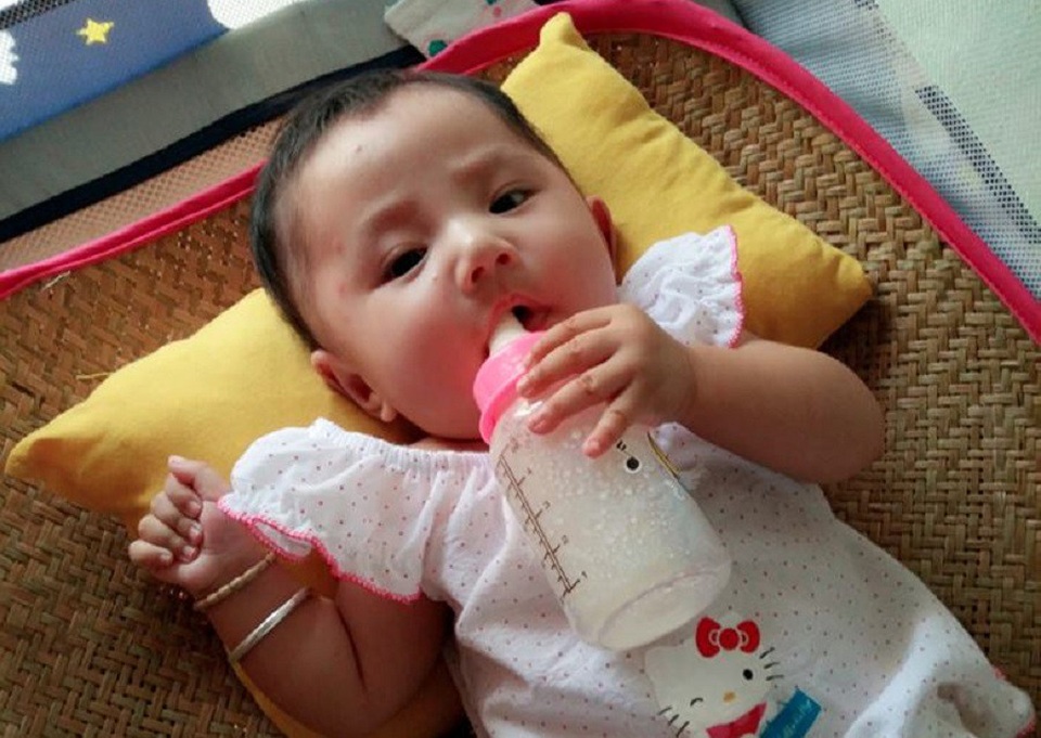 Không đủ tiền mổ tim, người mẹ trẻ sắp lìa xa con thơ - 5 Đứa con gái nhỏ chưa một lần biết đến mùi vị của sữa mẹ