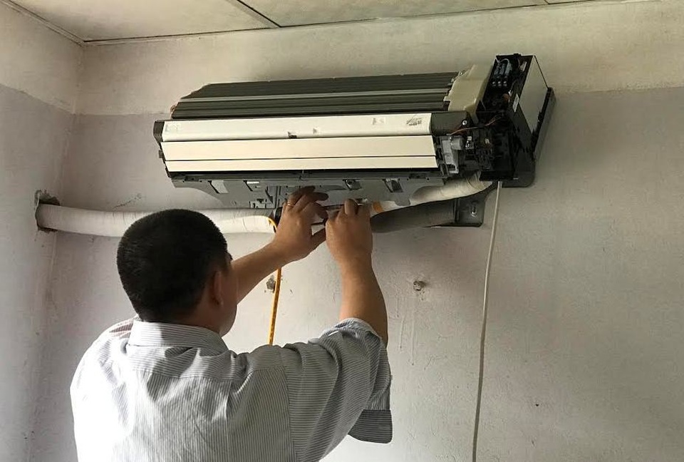 Điều hòa mát lạnh mà cả nhà mất ngủ: "Bệnh" khó chịu nhưng dễ chữa - 1 Có nhiều nguyên nhân khiến điều hòa tiếng kêu to và phát ra tiếng ồn lớn làm người sử dụng khó chịu