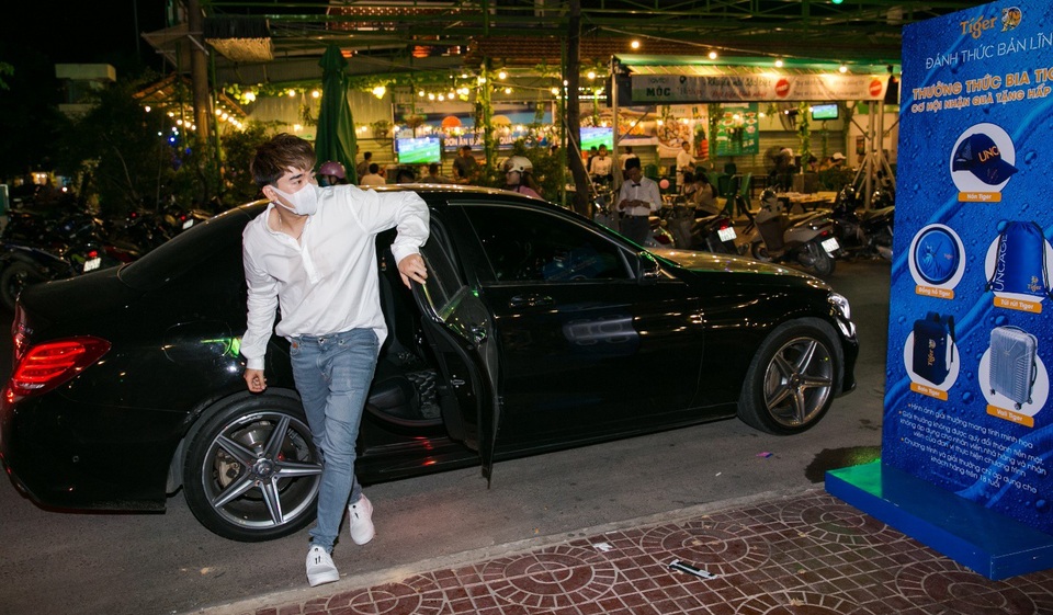 Người hâm mộ cả nước ganh tị vì màn "chiều" fan Quy Nhơn ngọt sớt của Chi Dân - 1 Người hâm mộ cả nước ganh tị vì màn "chiều" fan Quy Nhơn ngọt sớt của Chi Dân - 1