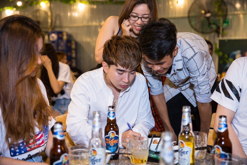 Người hâm mộ cả nước ganh tị vì màn "chiều" fan Quy Nhơn ngọt sớt của Chi Dân - 4 Người hâm mộ cả nước ganh tị vì màn "chiều" fan Quy Nhơn ngọt sớt của Chi Dân - 4