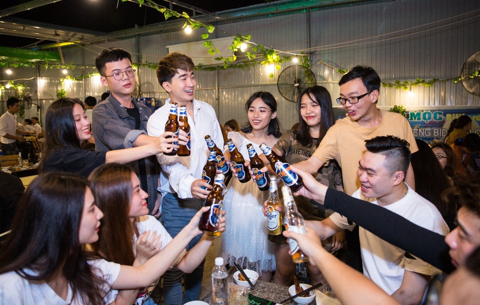 Người hâm mộ cả nước ganh tị vì màn "chiều" fan Quy Nhơn ngọt sớt của Chi Dân - 8 Người hâm mộ cả nước ganh tị vì màn "chiều" fan Quy Nhơn ngọt sớt của Chi Dân - 8