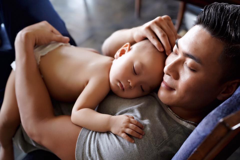 Nghệ sĩ xiếc Quốc Cơ nói về “lỗi lầm lớn nhất” với vợ - 3 Không thể ở bên con khi chào đời nên anh dành nhiều hơn sự chăm sóc, quan tâm để bù đắp cho con trai khi có thời gian rảnh. Điều này cũng khiến anh cảm thấy có lỗi với cả vợ của mình