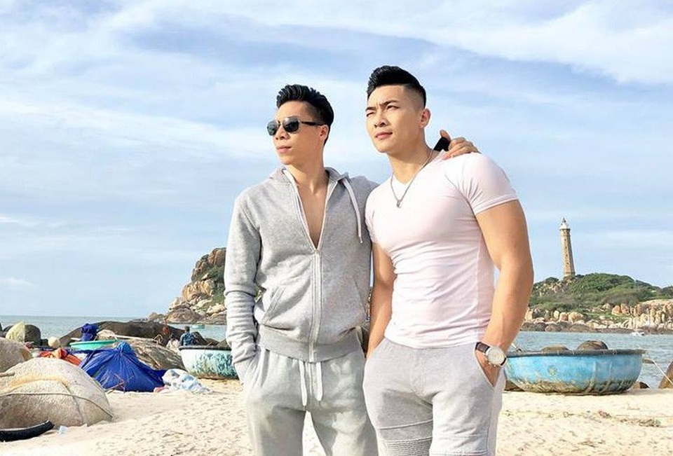 Nghệ sĩ xiếc Quốc Cơ nói về “lỗi lầm lớn nhất” với vợ - 5 Quốc Cơ - Quốc Nghiệp đang dành thời gian đi du lịch với cả gia đình sau lần biểu diễn thành công tại Anh