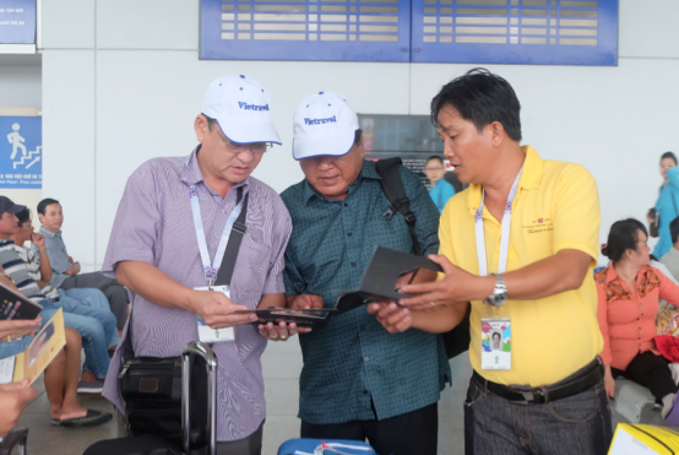 
Du khách hào hứng cầm trên tay tấm vé World Cup
