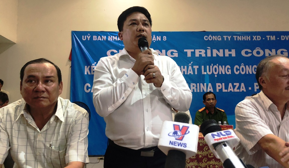Vụ cháy chung cư Carina: 45 ngày sửa chữa, liệu có bảo đảm? - 2
Ông Trần Quang Hải, Giám đốc Công ty TNHH Hùng Thanh thông tin đến người dân về tiến trình sửa chữa chung cư.