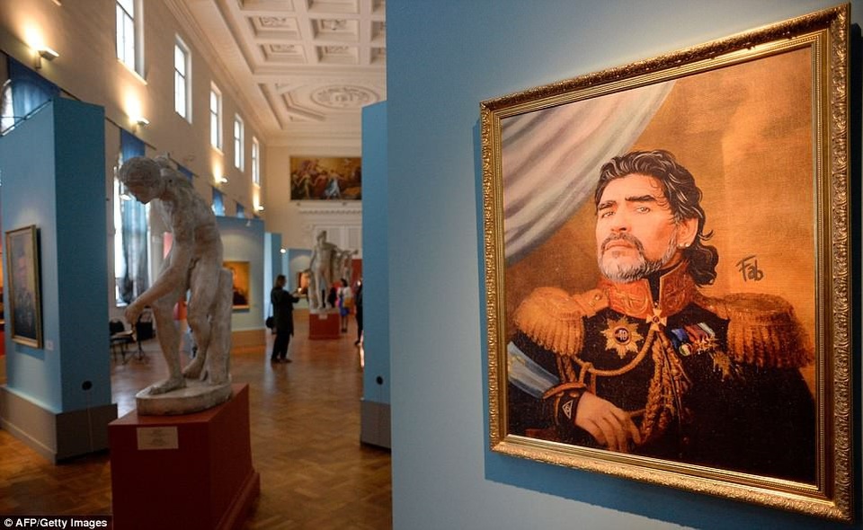 Huyền thoại bóng đá bỗng hóa thành quý tộc - 1 Cựu danh thủ Diego Maradona.