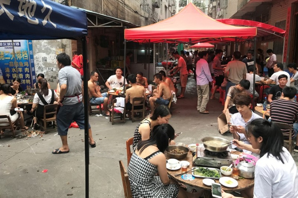 Bất chấp chỉ trích dữ dội, người dân vẫn quyết giữ phong tục ăn thịt chó - 1 Ngày hội thịt chó ở thành phố Ngọc Lâm, Trung Quốc, vẫn diễn ra năm nay, bất chấp bị chỉ trích dữ dội