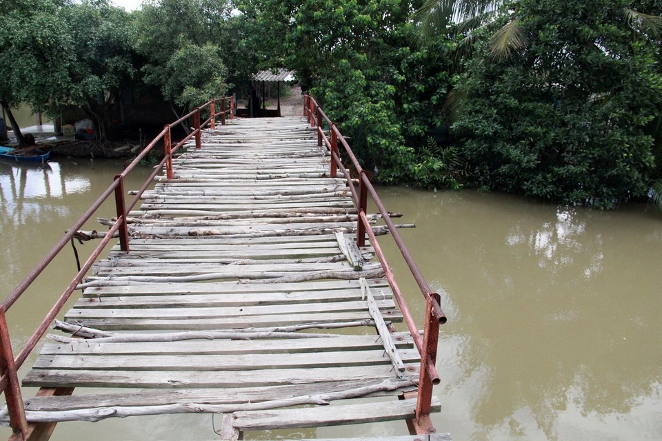 Trao tặng “Nhịp cầu ước mơ” cho người dân Giá Rai (Bạc Liêu) - 2 Cây cầu cũ nối tại ngã ba kênh Thất Giồng 4 gần như không thể qua lại bằng xe được vì chỉ được ráp nối bằng những thanh tre, ván.