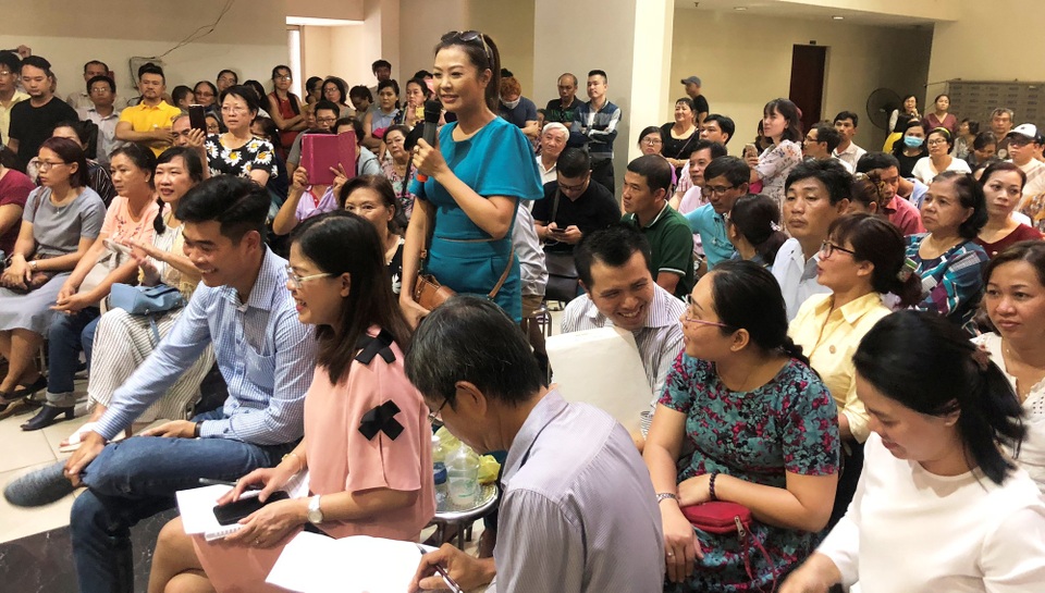 Vụ cháy chung cư Carina: 45 ngày sửa chữa, liệu có bảo đảm? - 4 Nhiều cư dân chung cư Carina cũng bày tỏ sự lo lắng trước kết quả công bố kiểm định và thời gian sửa chữa, cải tạo công trình là 45 ngày.
