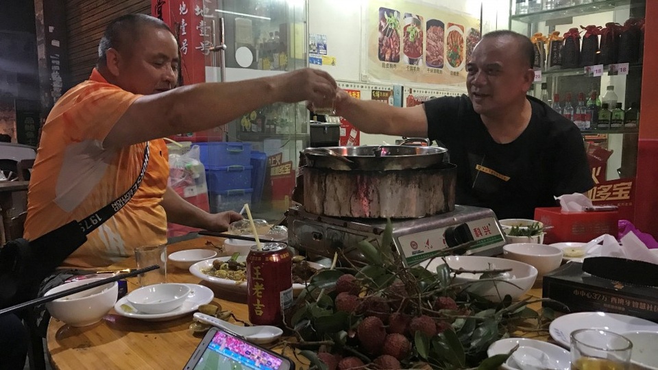 Bất chấp chỉ trích dữ dội, người dân vẫn quyết giữ phong tục ăn thịt chó - 9 Các cửa hàng bán thịt chó vẫn hoạt động tấp nập