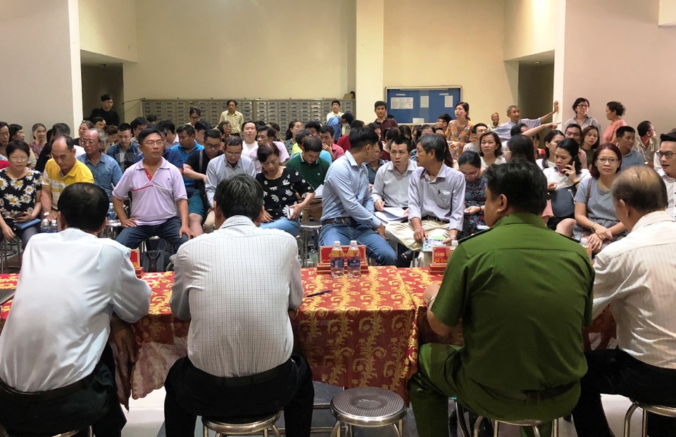 Vụ cháy chung cư Carina: 45 ngày sửa chữa, liệu có bảo đảm? - 1
Sau đúng 3 tháng xảy ra vụ hỏa hoạn đặc biệt nghiêm trọng, cư dân chung cư Carina đã được thông báo về kết quả kiểm định chất lượng công trình và sửa chữa, cải tạo chung cư nói trên.