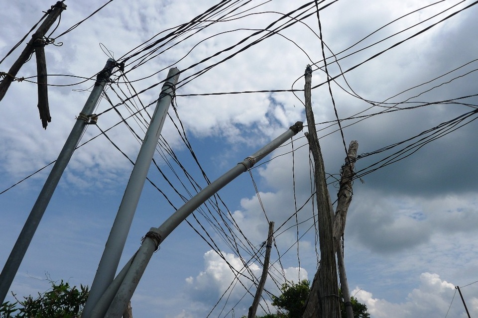 Vụ mạng lưới điện như “ma trận” ở Phú Quốc, điện lực Kiên Giang sẽ “tinh gọn”! - 1 Lãnh đạo Kiên Giang sẽ cho lực lượng đến kiểm tra và nâng cấp lại mạng lưới điện không đảm bảo an toàn trong thời gian sớm nhất
