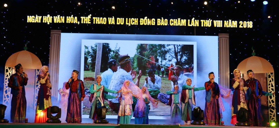 Tiết mục văn nghệ chào mừng Ngày hội của đồng bào dân tộc Chăm