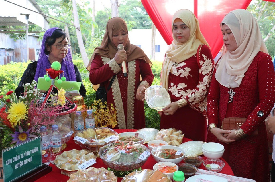 Ban Giám khảo chấm chọn món ăn ngon tại Hội thi ẩm thực đồng bào Chăm tỉnh An Giang.