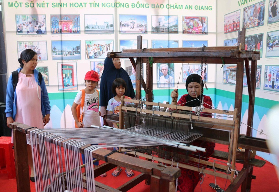 Du khách tham quan triển lãm về thành tựu kinh tế-văn hóa-xã hội của đồng bào Chăm tỉnh An Giang trong thời kỳ hội nhập.