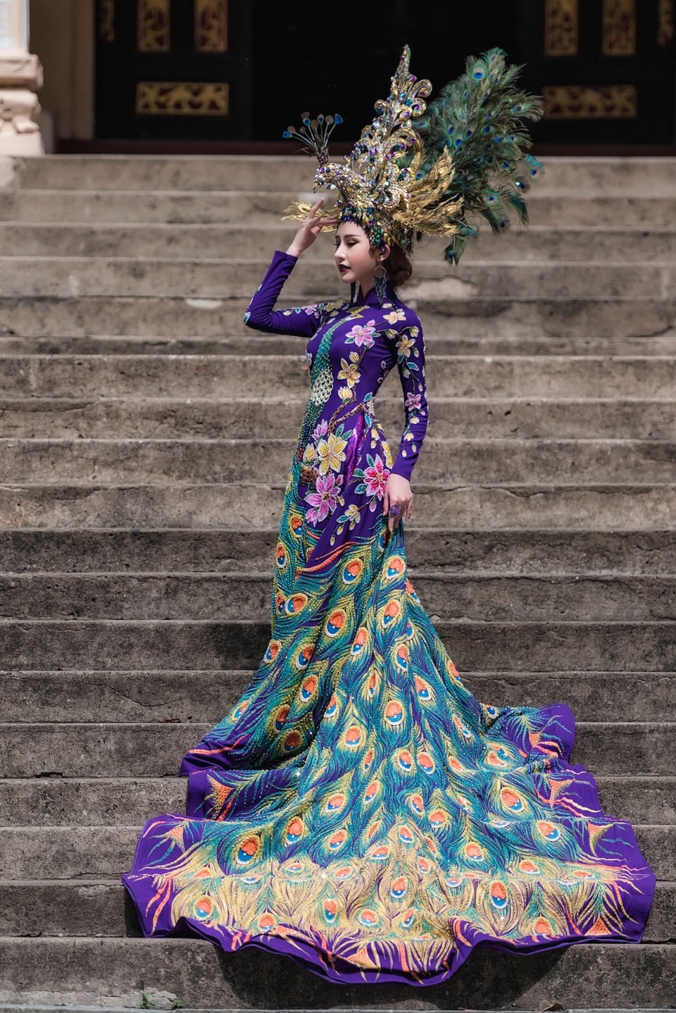 Chi Nguyễn vừa chính thức giới thiệu bộ trang phục truyền thống chính thức mà cô sẽ tham gia dự thi. Trang phục truyền thống là một trong những phần thi quan trọng của cuộc thi Miss Asia World, vì vậy, Chi Nguyễn cùng ekip đã chuẩn bị thật chu đáo. Bộ quốc phục mang tên “Khổng Tước” được sáng tạo dựa trên tà áo dài truyền thống Việt và cảm hứng chế tác từ loài chim công quyền quý.