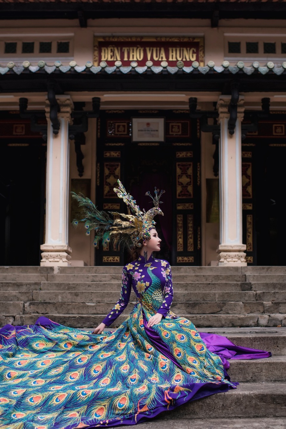 Được biết, ngoài phần thi trang phục truyền thống để tìm ra người có bộ quốc phục đẹp nhất, các thí sinh cũng sẽ diện bộ trang phục đặc trưng của quốc gia mình trong đêm chung kết, ở phần công bố kết quả.