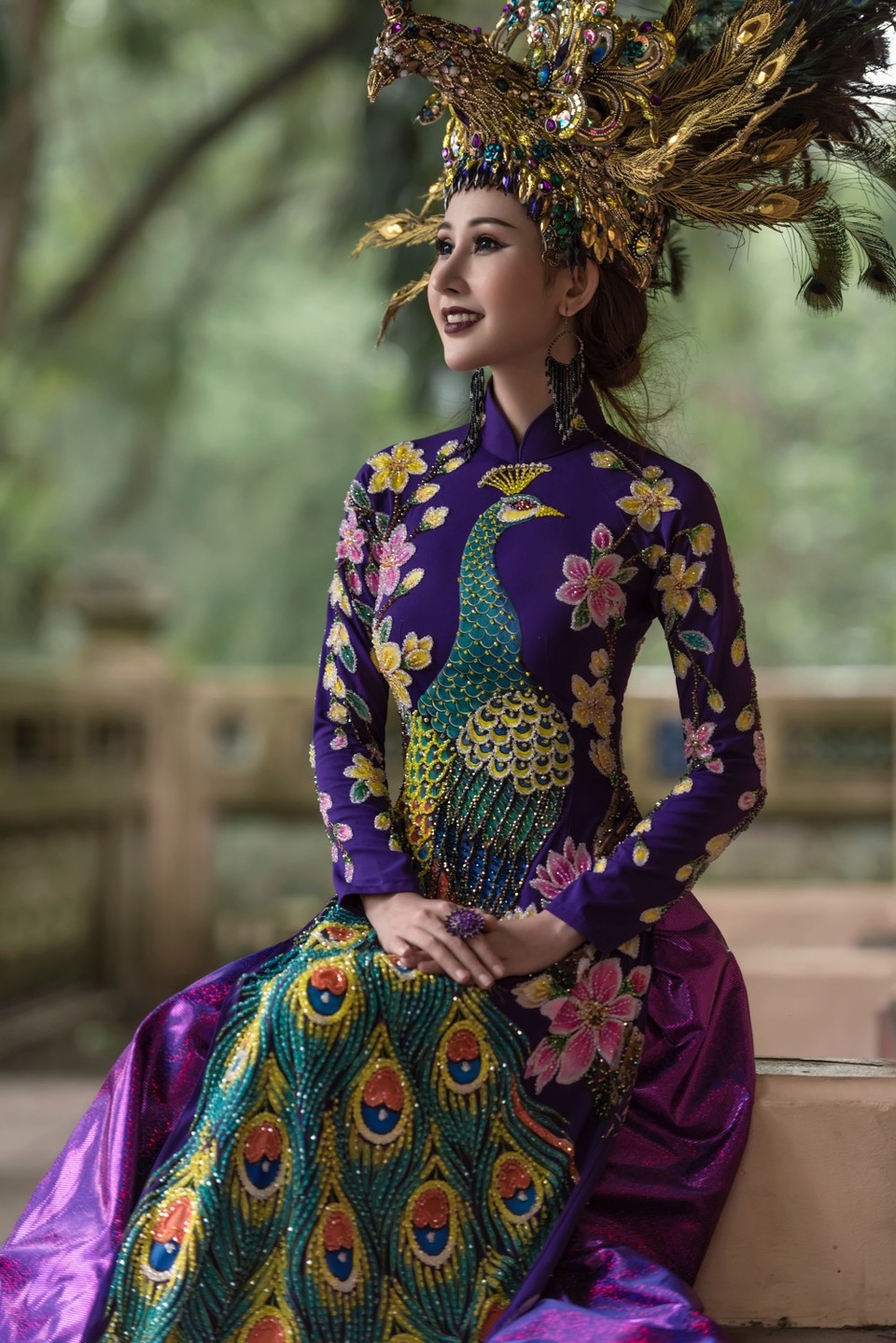 Khổng tước là loài chim mang vẻ đẹp cao quý và có ý nghĩa trong văn hóa phương Đông. Tại Việt Nam, loài chim này được xếp vào nhóm động vật quý hiếm, phân bố chủ yếu ở Nam Trung Bộ và Vườn quốc gia Cát Tiên với số lượng rất ít ỏi dù trước kia nó từng sống ở hầu hết các cánh rừng cả nước.