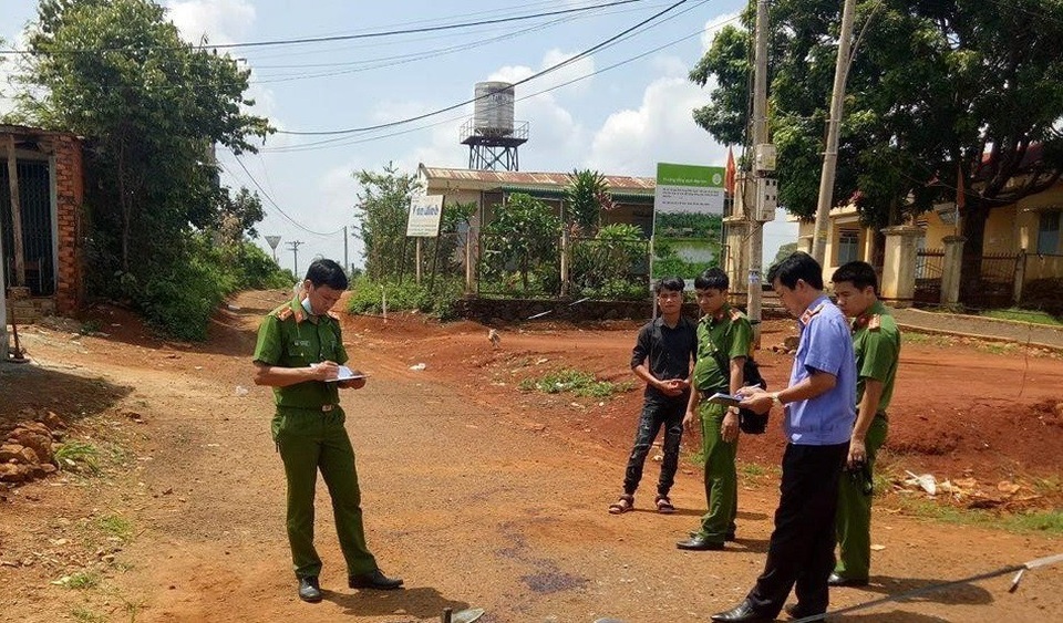 Xảy ra mâu thuẫn, chồng chém vợ tử vong rồi bỏ trốn - 1 Lực lượng chức năng khám nghiệm hiện trường