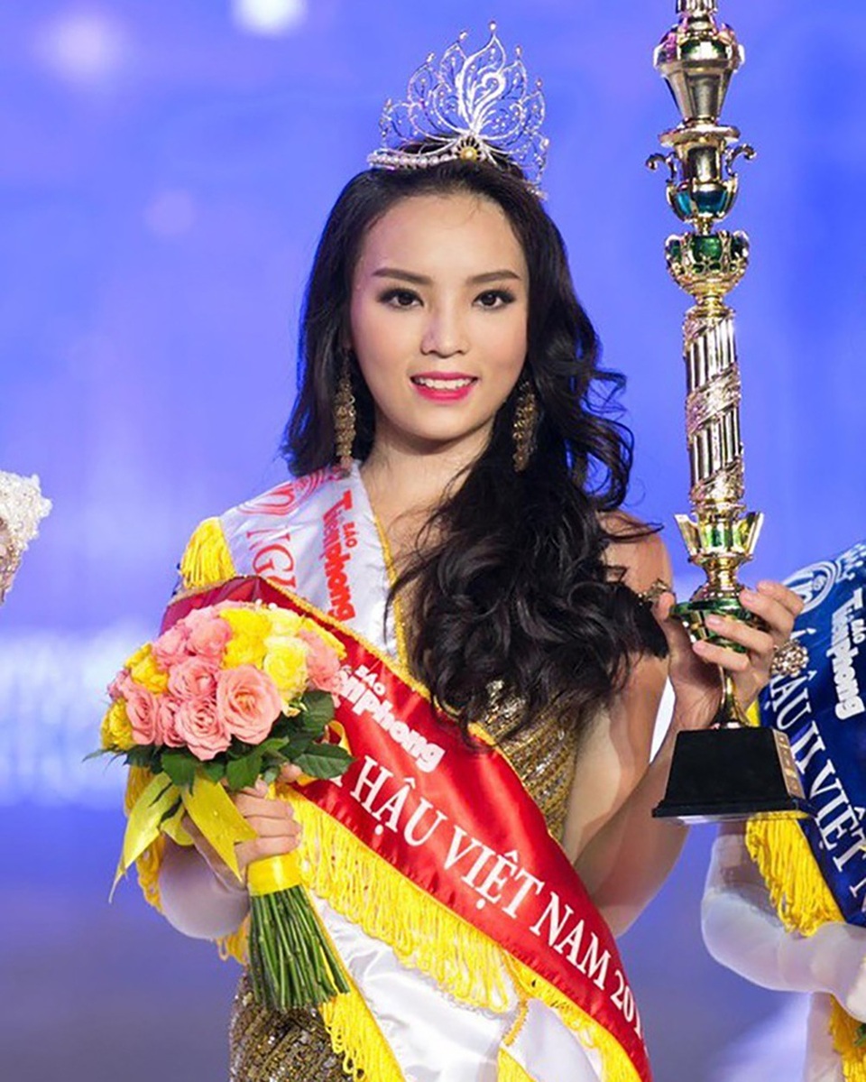 Hoa hậu bị “dập tơi bời” sau đăng quang, không hẳn là thua thiệt - 3 Hoa hậu Việt Nam 2014 Nguyễn Cao Kỳ Duyên là một trong số những hoa hậu bị ném đá nhiều nhất khi đăng quang bởi nhan sắc không xinh đẹp