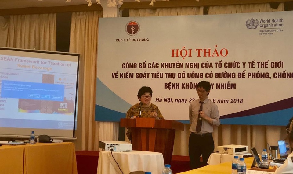 Nạp cả vốc đường vào cơ thể nếu uống một lon nước ngọt mỗi ngày - 2
TS Juliawati Untoro cho rằng, tăng thuế các loại đồ uống có cồn, hạn chế quảng cáo là một trong những biện pháp quan trọng nhằm giảm tiêu thụ đồ uống có cồn. Ảnh: H.Hải.