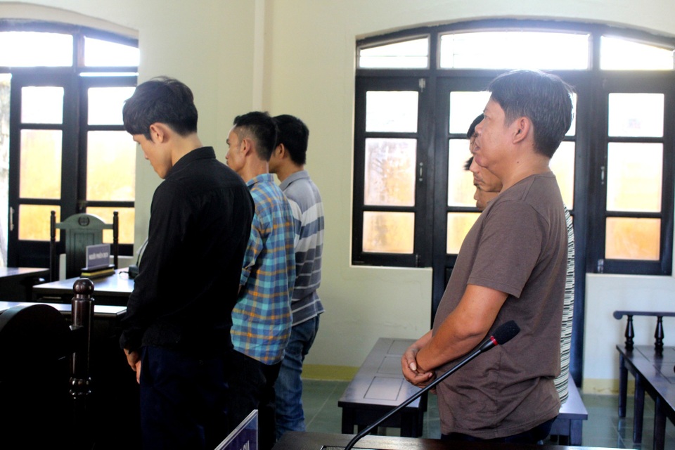 Tuyên phạt nhóm đánh bạc qua mạng hơn chục tỷ đồng - 1 Các bị cáo tại phiên tòa