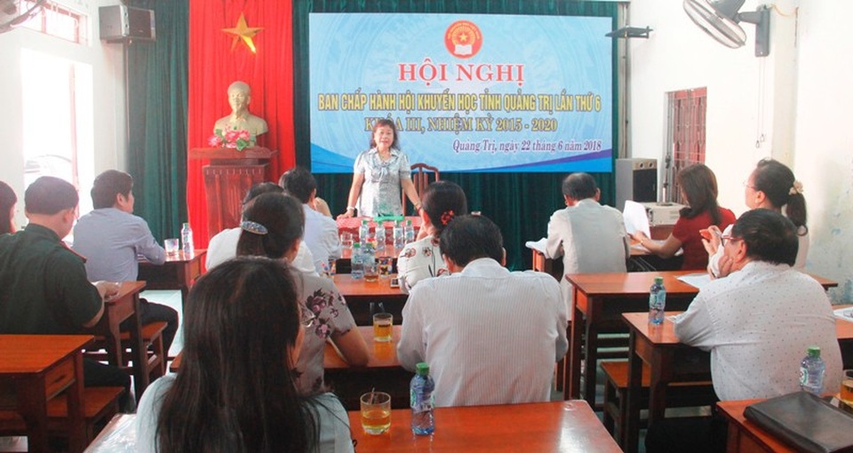 Quảng Trị: Quỹ Khuyến học hỗ trợ, khen thưởng cho hơn 43.000 đối tượng - 1 Bà Nguyễn Thị Hồng Vân - Chủ tịch Hội khuyến học tỉnh chủ trì hội nghị