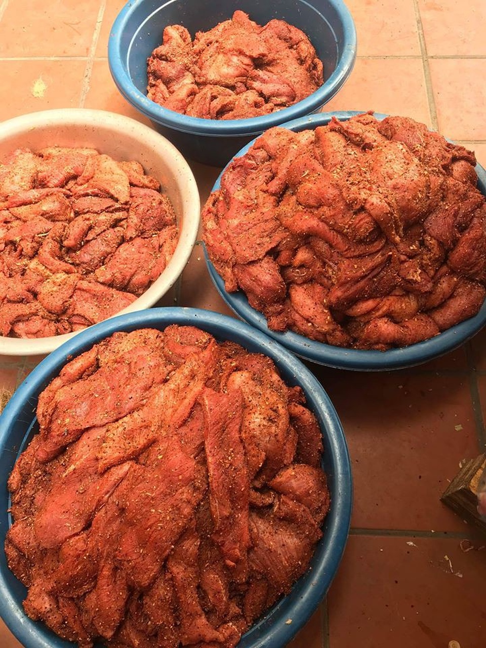 Bán cả tạ lợn sấy gác bếp mùa World Cup - 1 Mẻ lợn nạc đang ướp gia vị