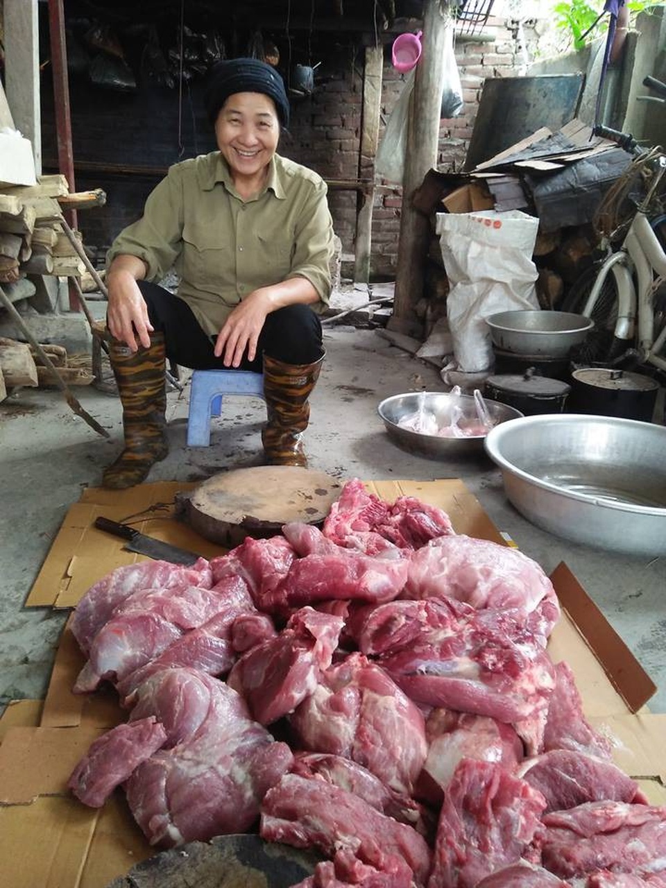 Bán cả tạ lợn sấy gác bếp mùa World Cup - 3 Người nhà chị Ngân cũng tham gia sản xuất cùng chị mùa World Cup
