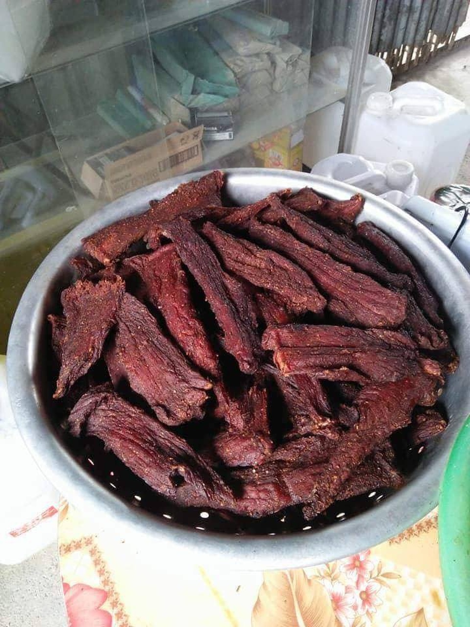 Bán cả tạ lợn sấy gác bếp mùa World Cup - 7 Lợn nạc khi thành phẩm sẽ khác thịt ba chỉ lợn gác bếp, nhưng nhìn qua lại rất giống các món trâu gác bếp. Người mua không cẩn thận sẽ mua nhầm.