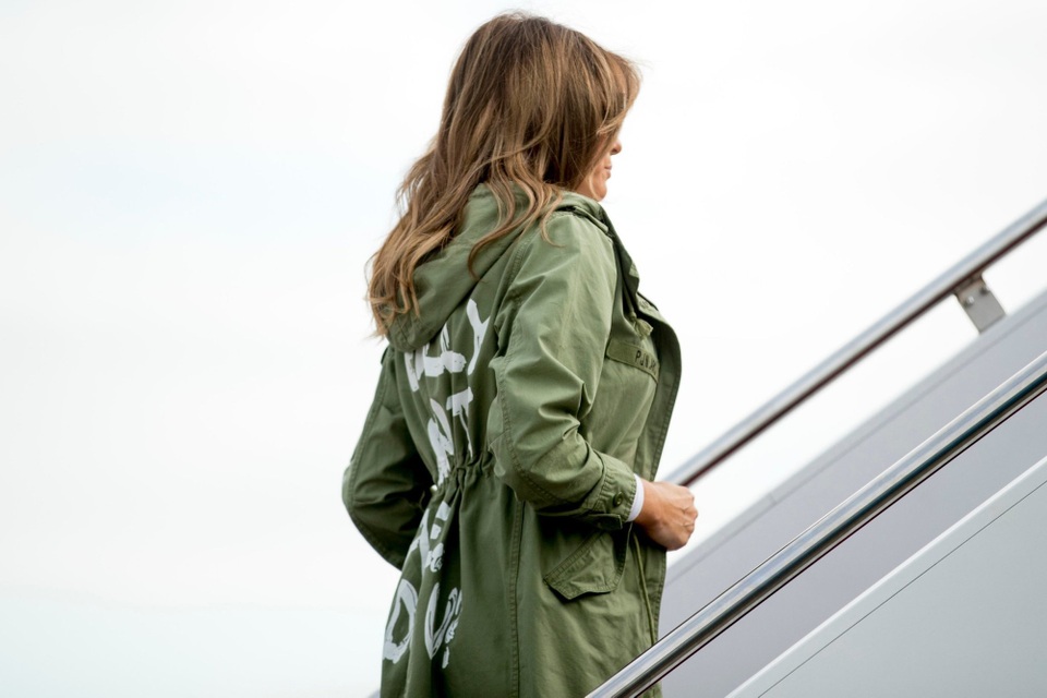 
Bà Melania mặc áo khoác xanh với dòng chữ Tôi không quan tâm. (Ảnh: Reuters)
