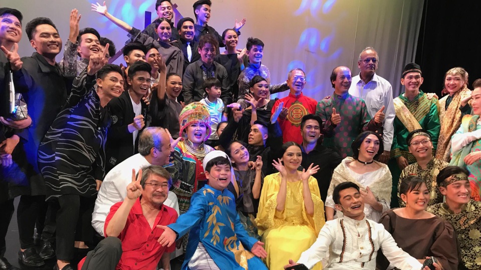 “Cậu bé Việt tặng hoa nguyên thủ” hát chầu văn trong chương trình vì hòa bình của UNESCO - 3 Như Khôi cùng với các nghệ sĩ tham gia chương trình