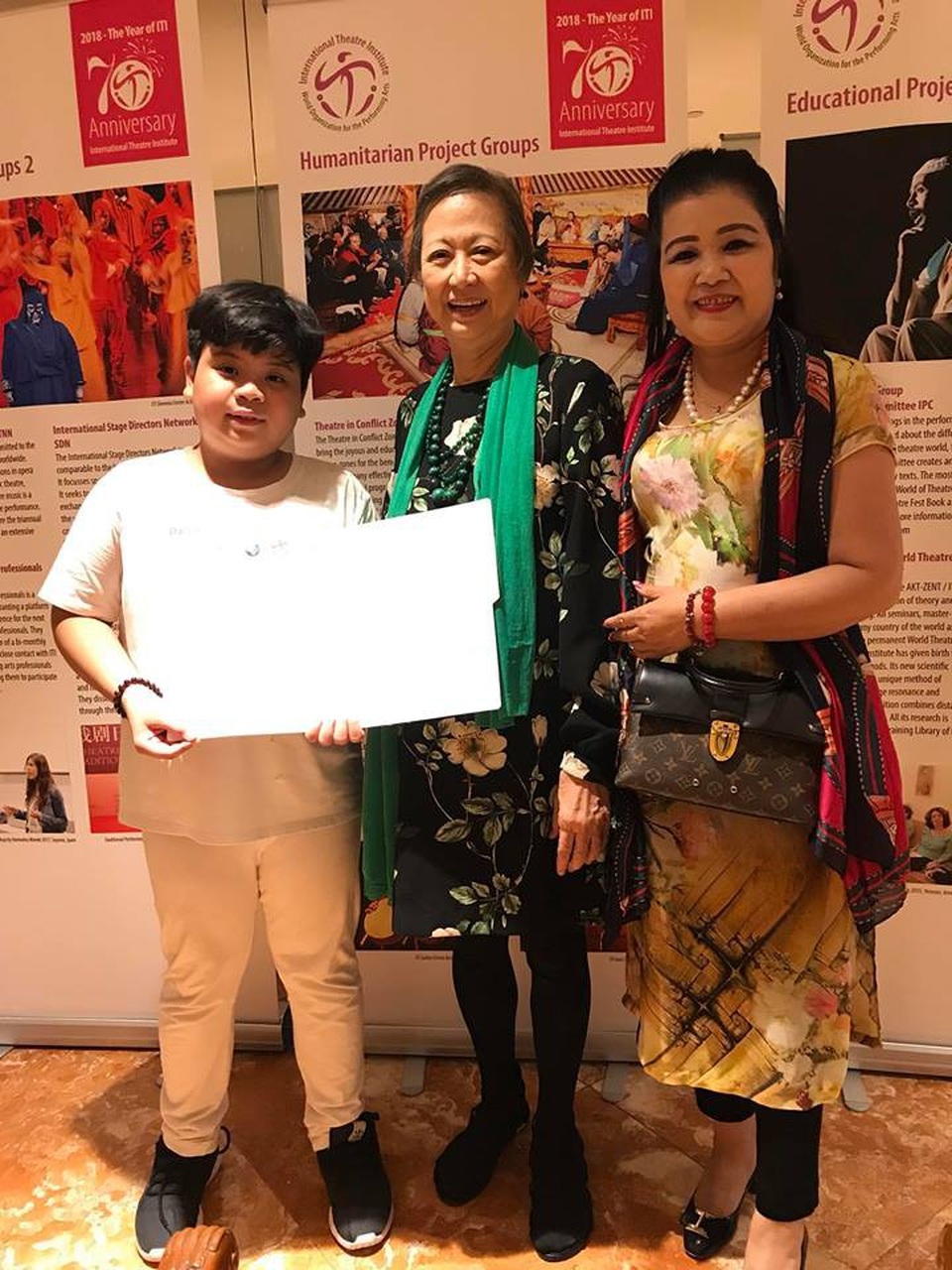 “Cậu bé Việt tặng hoa nguyên thủ” hát chầu văn trong chương trình vì hòa bình của UNESCO - 4 Như Khôi nhận được bằng khen thưởng Ngôi sao sáng do Bà Cecilia Chủ tịch ITI Philippines - Trưởng Ban tổ chức Liên hoan đại diện trao tặng