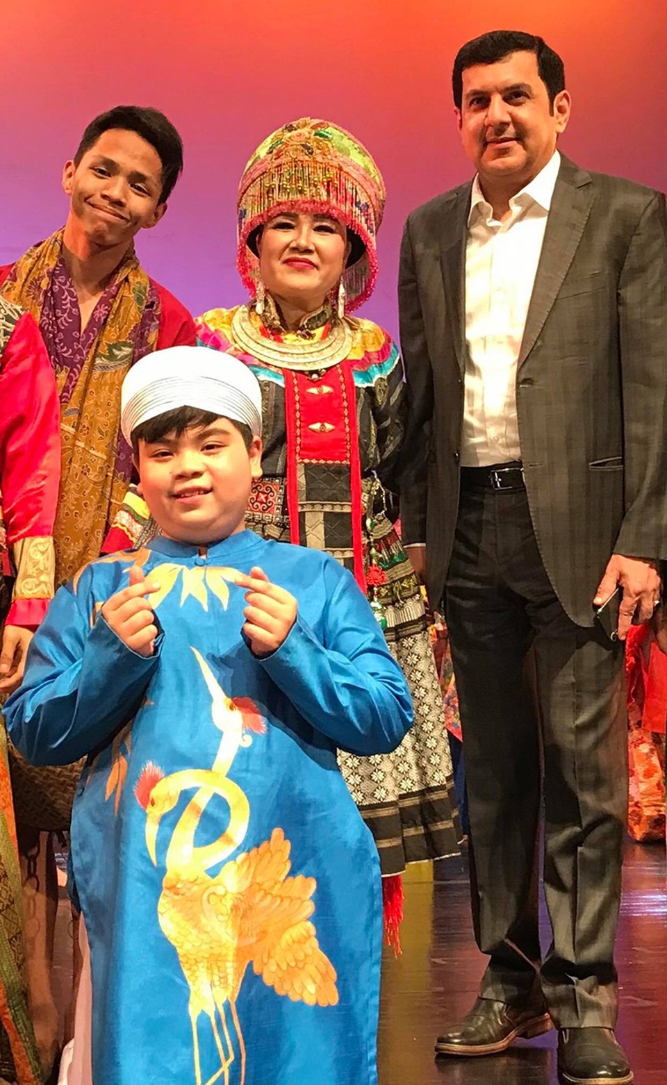 “Cậu bé Việt tặng hoa nguyên thủ” hát chầu văn trong chương trình vì hòa bình của UNESCO - 5 Như Khôi và NSND Lệ Ngọc Diễn chụp ảnh cùng ông Mohammed Al-Atkham - Chủ tịch Hiệp hội Sân khấu Thế giới (ITI)