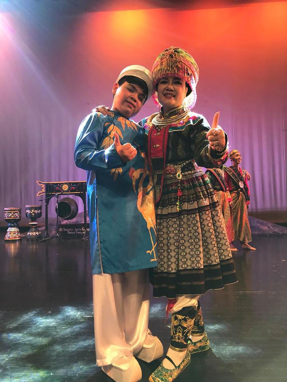 “Cậu bé Việt tặng hoa nguyên thủ” hát chầu văn trong chương trình vì hòa bình của UNESCO - 2 Như Khôi và nghệ sĩ Ngọc Diễn