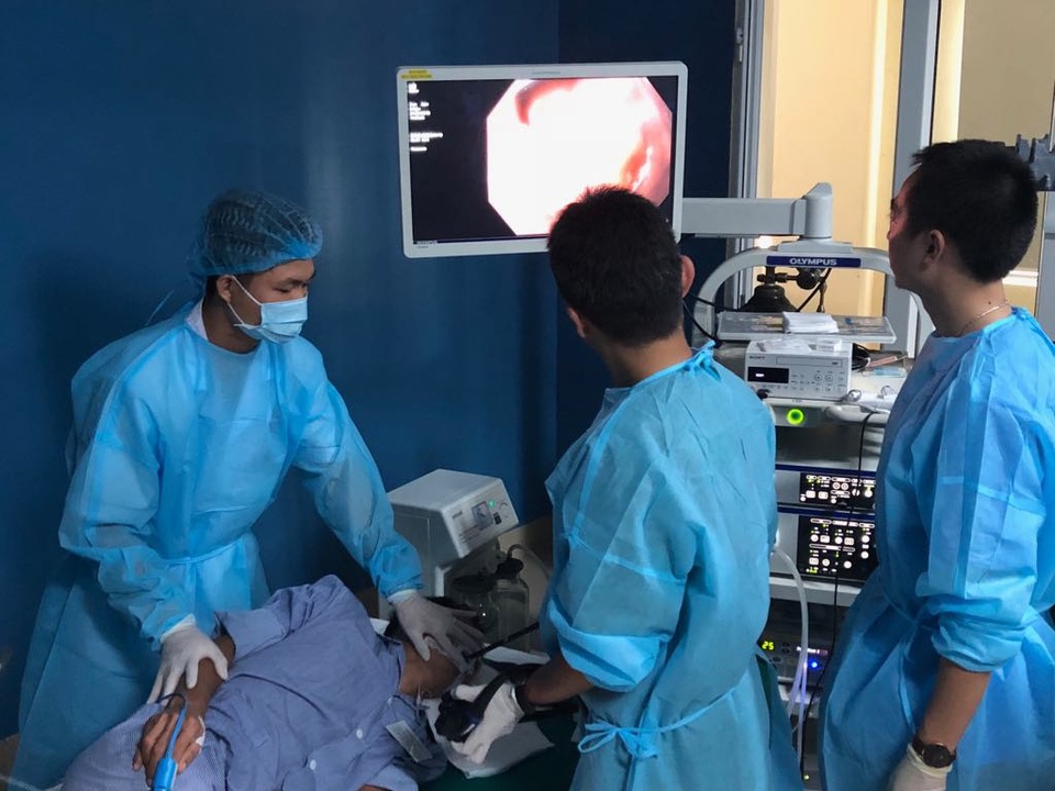 Phương pháp mới phát hiện tổn thương ung thư dạ dày chỉ qua nội soi - 1
Các bác sĩ thực hiện ca nội soi, cắt hớt niêm mạc tổn thương sớm ung thư cho bệnh nhân tại BV K. Ảnh: H.Hải