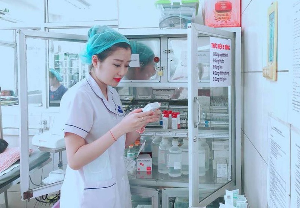 Người đàn ông đạp cửa vào phòng khám khiến bác sĩ tái mặt - 1 Nữ hộ sinh Nguyễn Thị Mai Linh (SN 1991 - BV Phụ sản Hà Nội).
