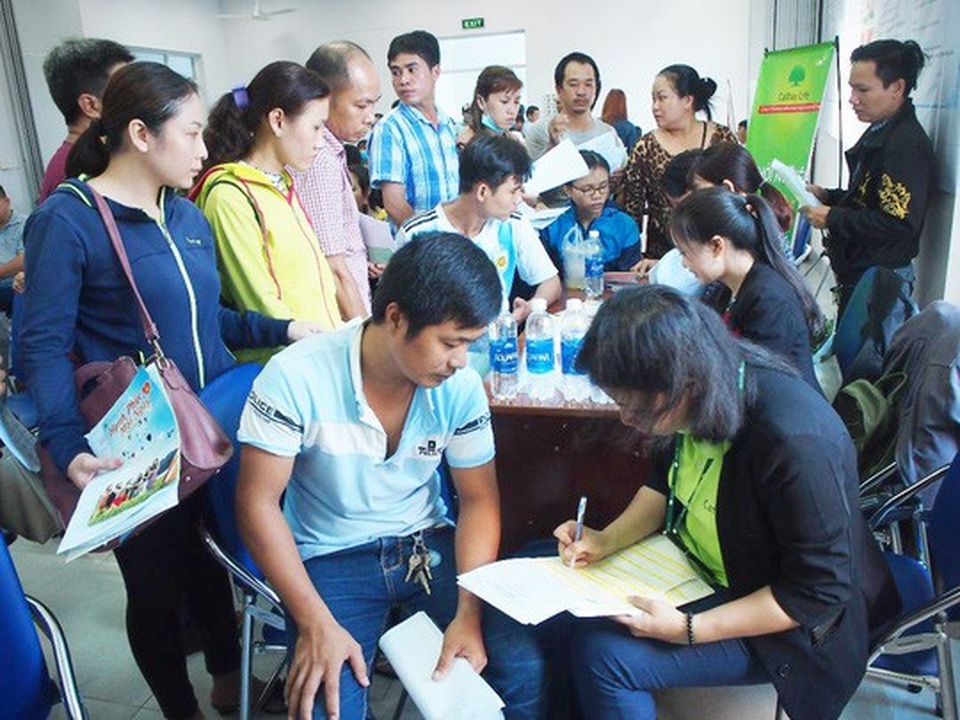TP HCM khan hiếm lao động phổ thông - 1 Người lao động tìm hiểu công việc tại một ngày hội việc làm