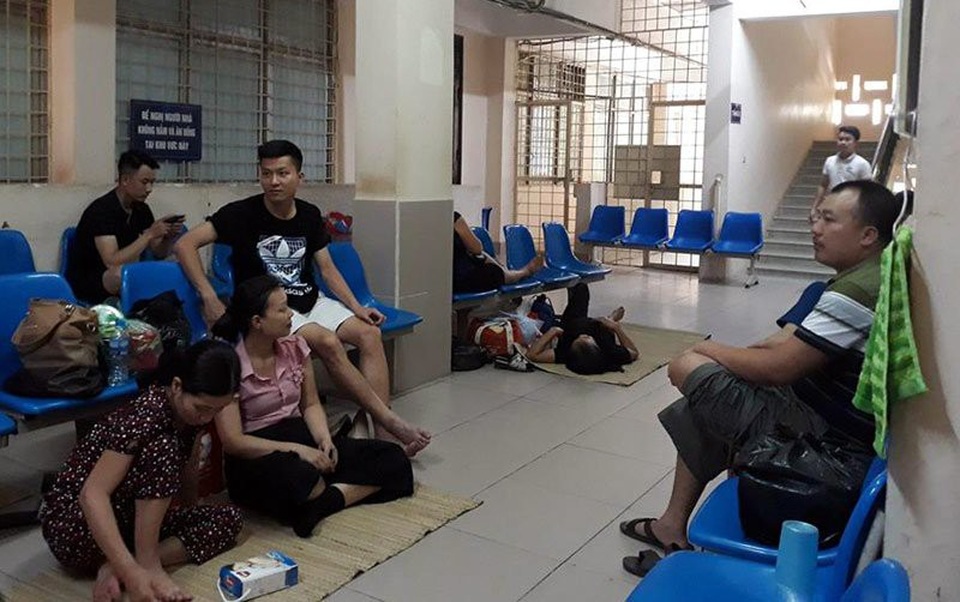 Người đàn ông đạp cửa vào phòng khám khiến bác sĩ tái mặt - 2 Cảnh chờ đợi ở hành lang khoa đẻ bệnh viện Phụ sản Hà Nội