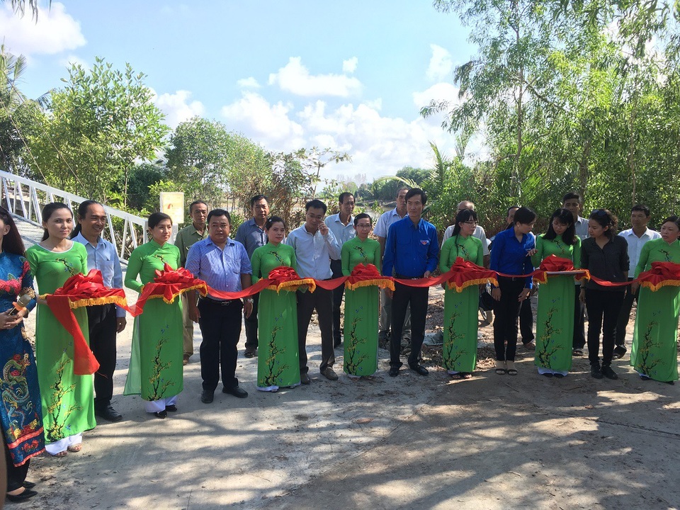 Trao tặng “Nhịp cầu ước mơ” cho người dân Giá Rai (Bạc Liêu) - 4 Trao tặng “Nhịp cầu ước mơ” cho người dân Giá Rai (Bạc Liêu) - 4
