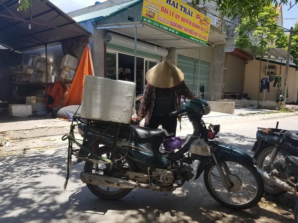 Thu tiền triệu mùa World Cup nhờ…châu chấu - 5 Chị Hoa – thương lái thu mua châu chấu tại Lai Xá đang chuẩn bị chở hàng đi giao