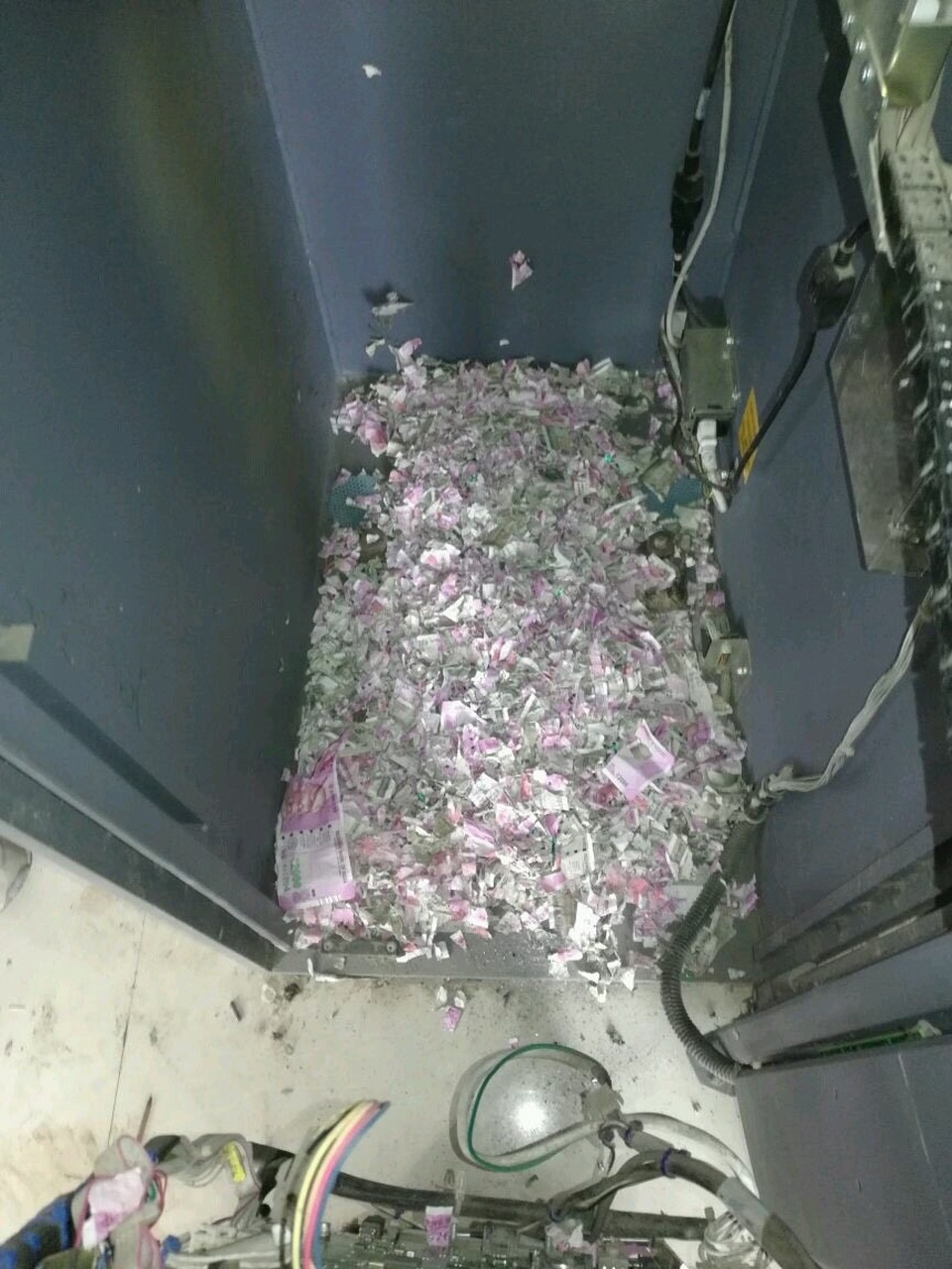 “Xót ruột” cảnh 400 triệu đồng trong máy ATM bị chuột nhai nát - 2 Chuột có thể đã chui vào máy ATM thông qua một lỗ nhỏ để cắm dây điện.