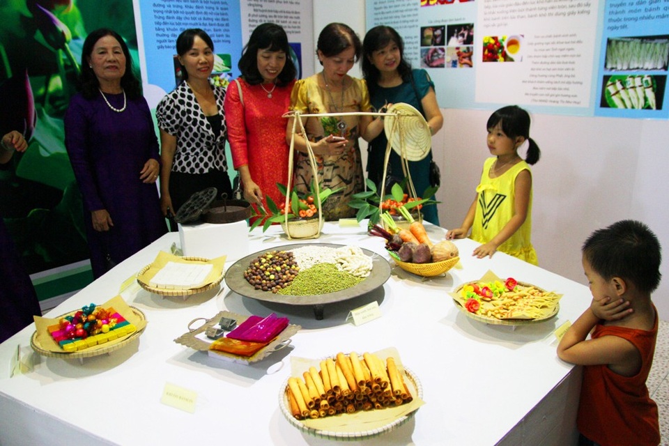 
Các em bé thích thú trước bánh Huế
