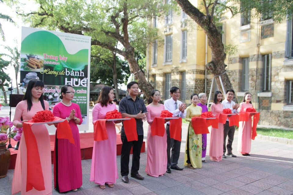 Cắt băng phòng trưng bày Bánh Huế